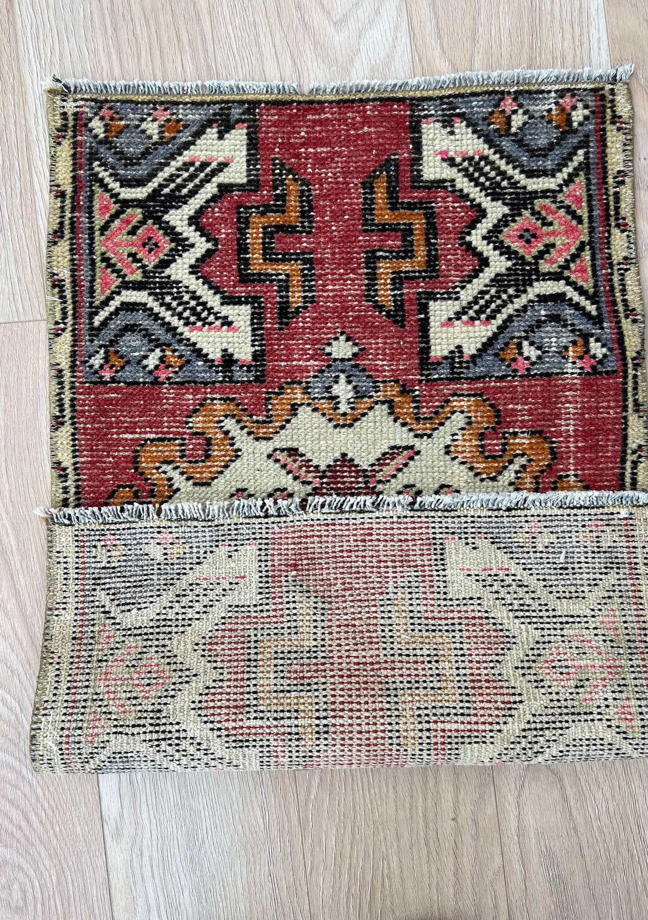 Jasmine - Vintage Mini Red Area Rug - kudenrugs