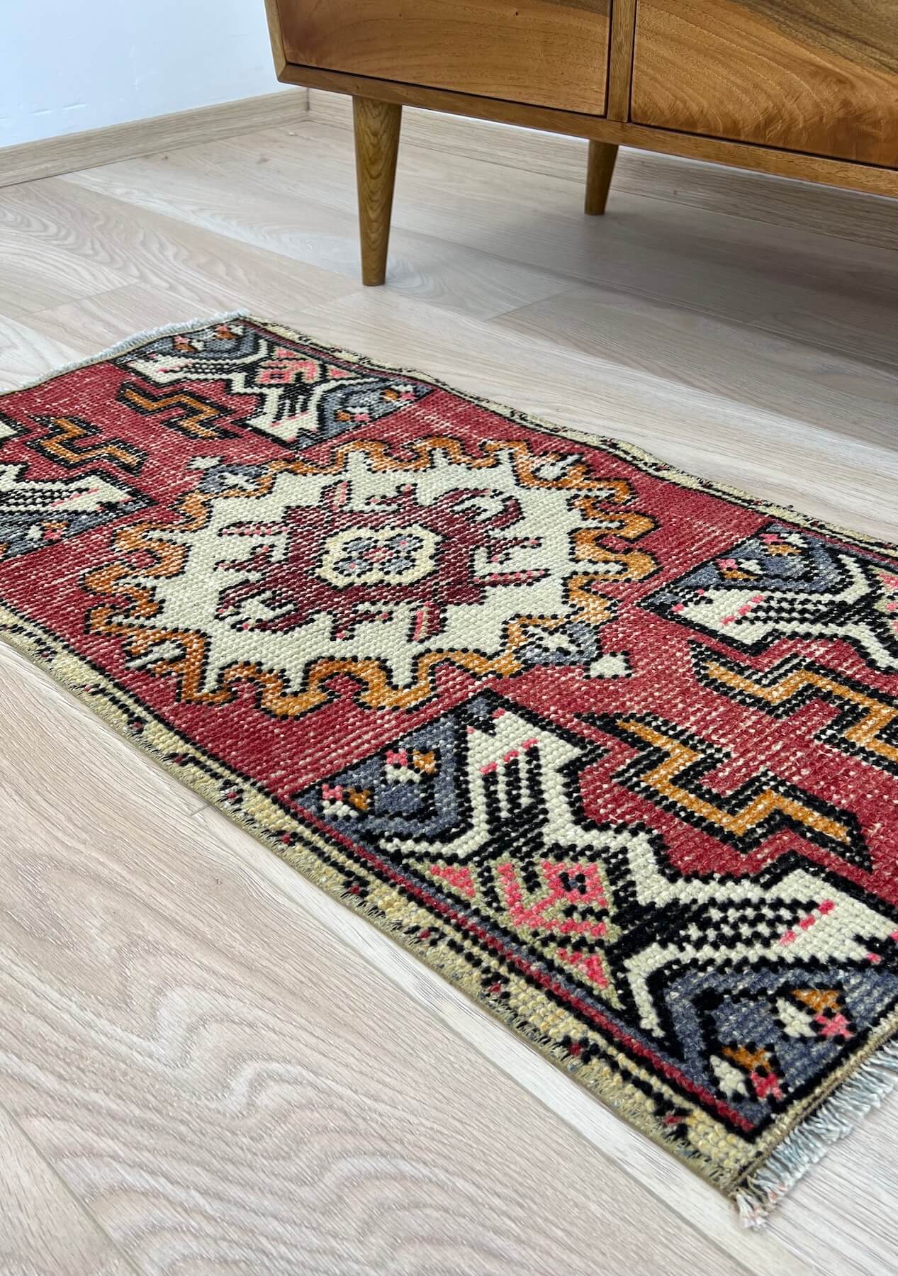 Jasmine - Vintage Mini Red Area Rug - kudenrugs