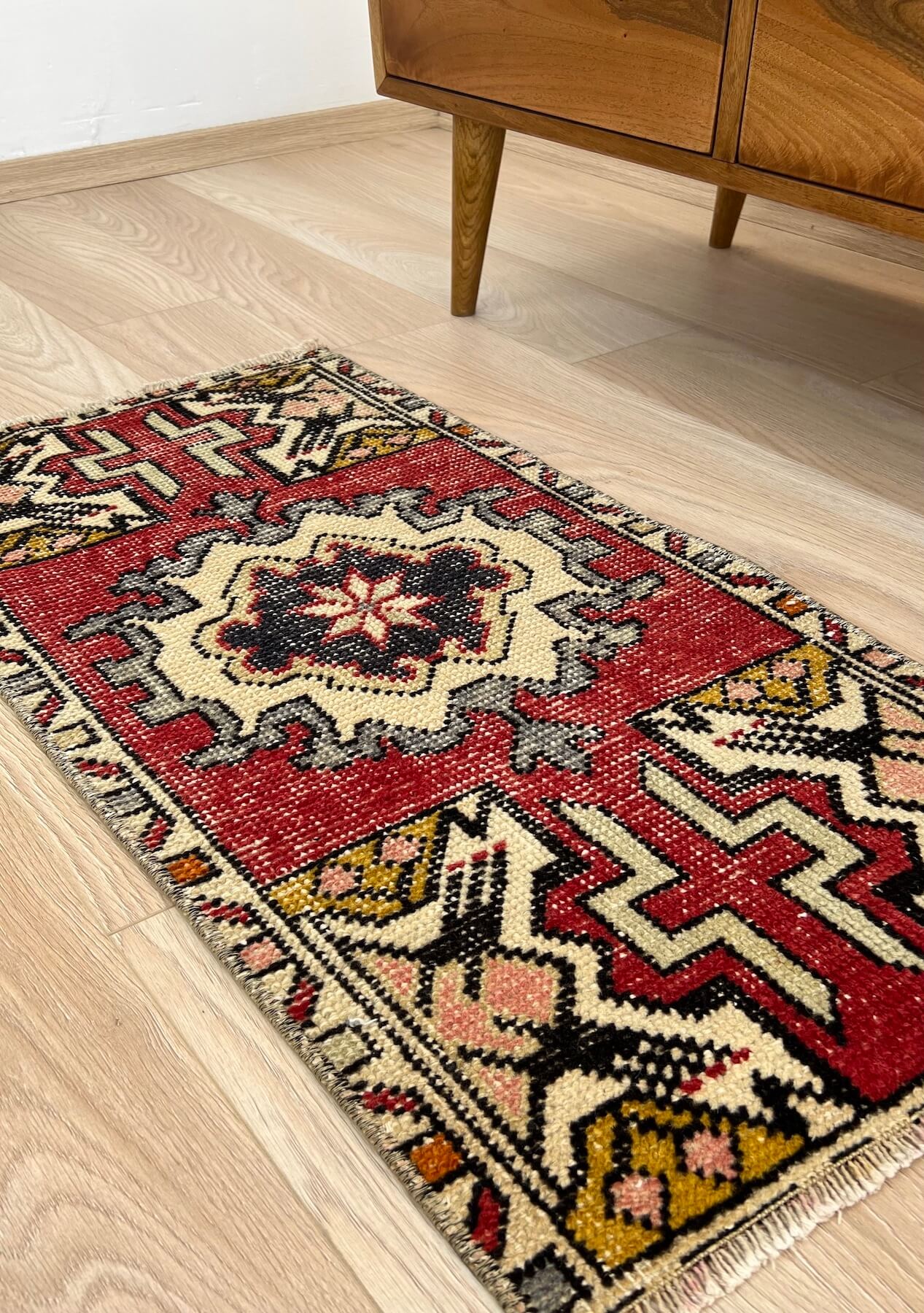 Jovie - Vintage Mini Red Area Rug - kudenrugs