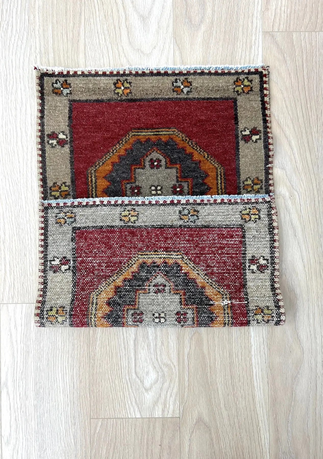 Julietta - Vintage Mini Red Area Rug - kudenrugs