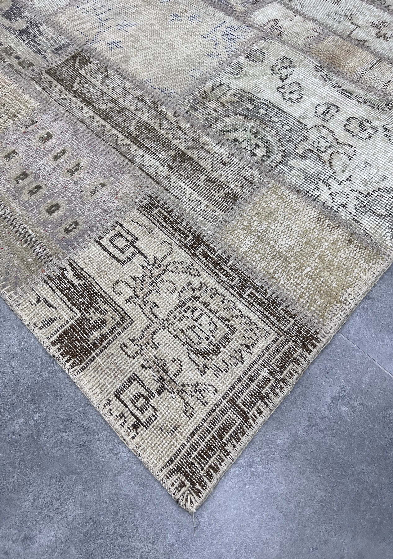 Karissa - Vintage Beige Patchwork Rug - kudenrugs