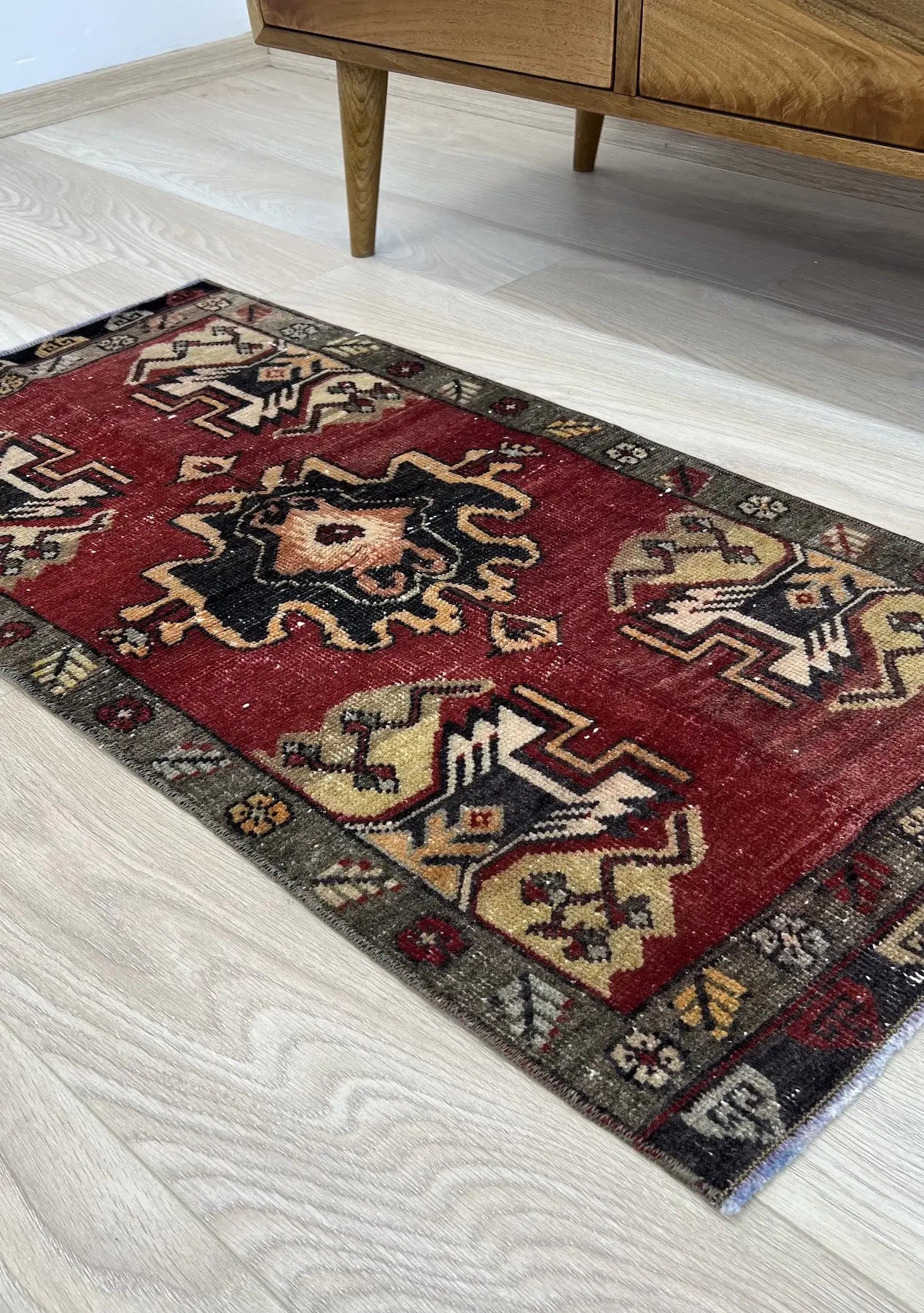 Keeya - Vintage Mini Red Area Rug - kudenrugs