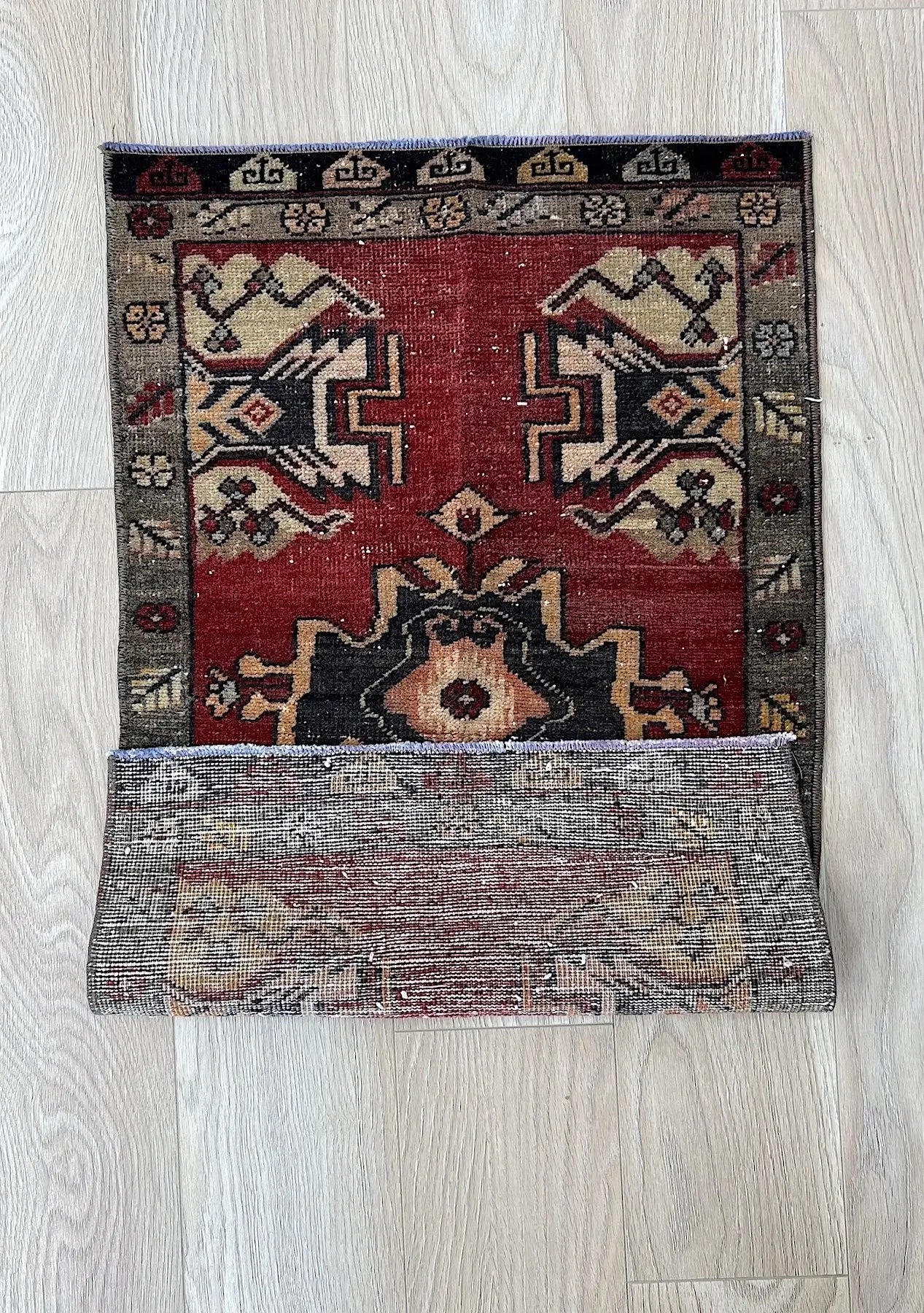 Keeya - Vintage Mini Red Area Rug - kudenrugs