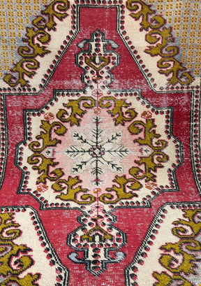 Kestrel - Vintage Anatolian Rug - kudenrugs