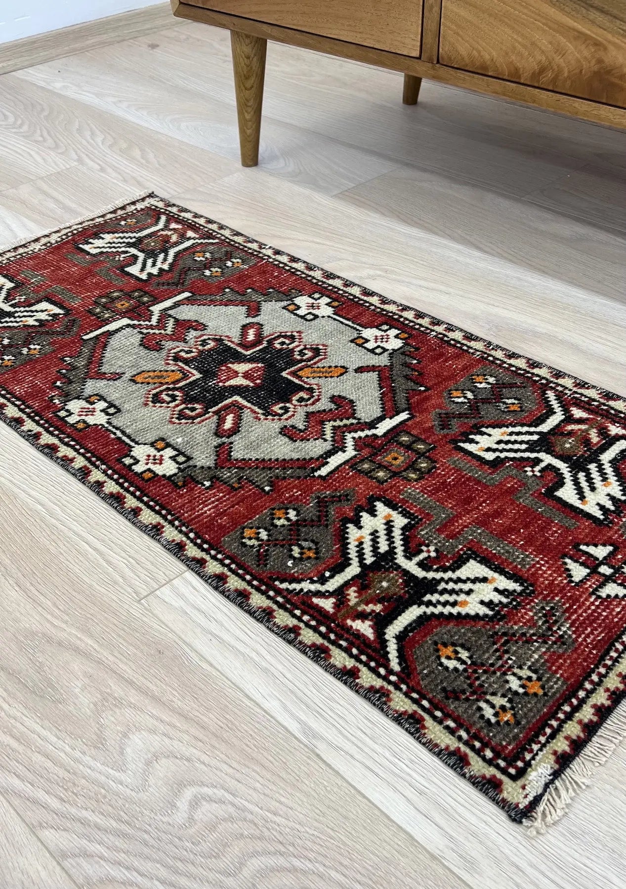 Klotild - Vintage Mini Red Area Rug - kudenrugs