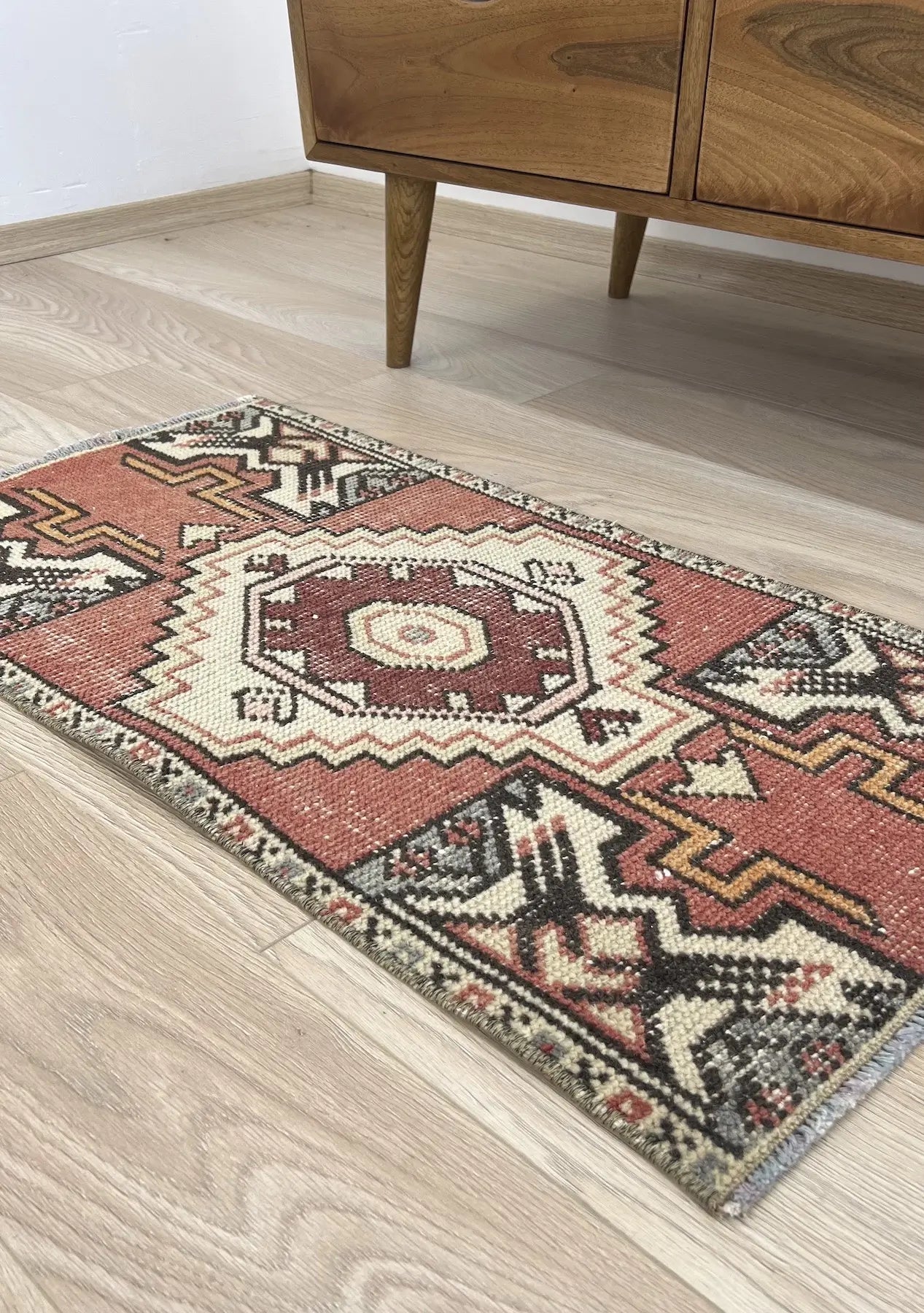 Lakyle - Vintage Mini Red Area Rug - kudenrugs