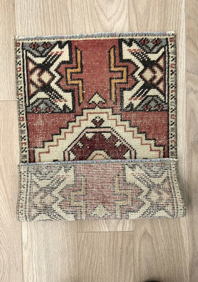 Lakyle - Vintage Mini Red Area Rug - kudenrugs