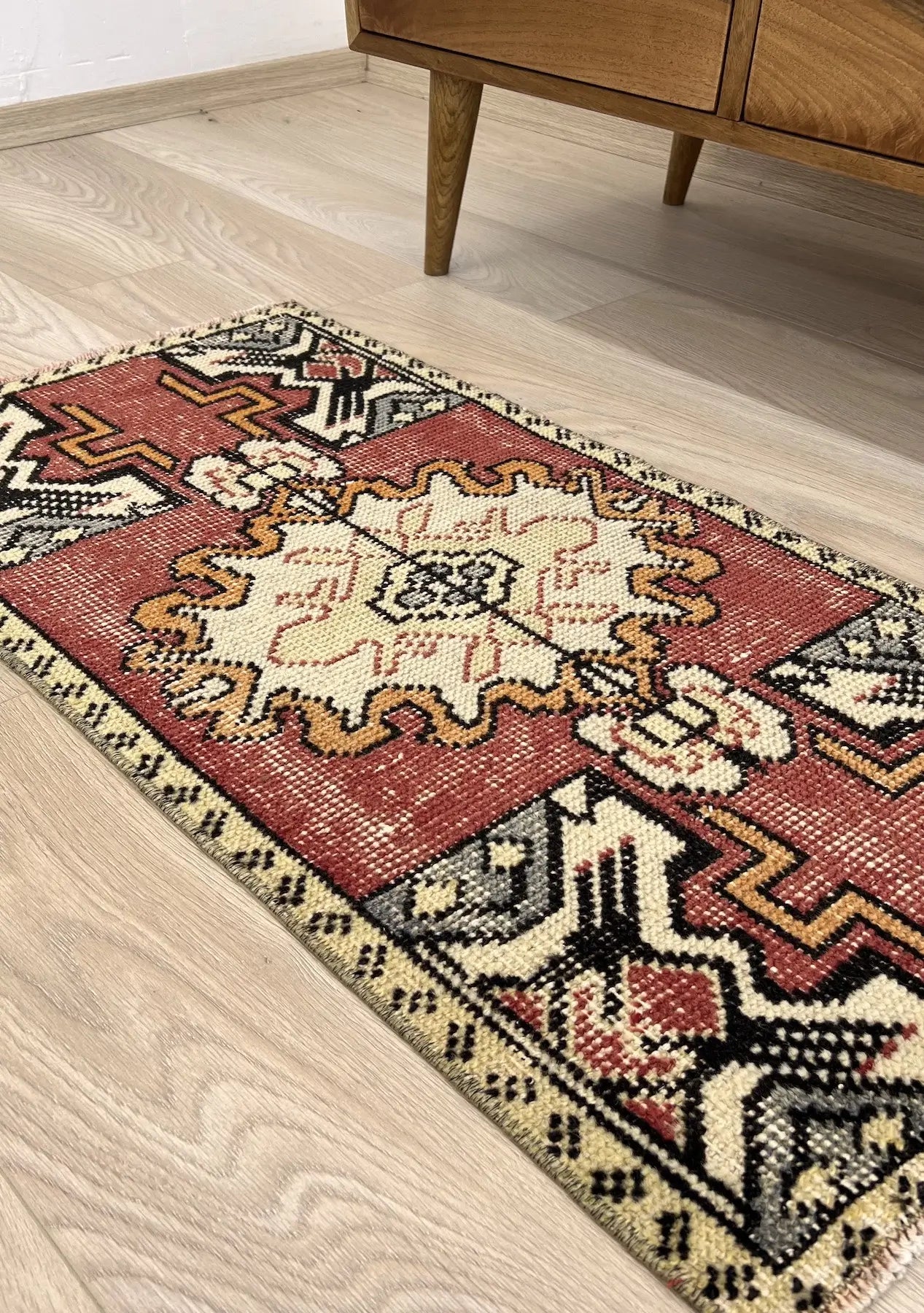 Lalisa - Vintage Mini Red Area Rug - kudenrugs