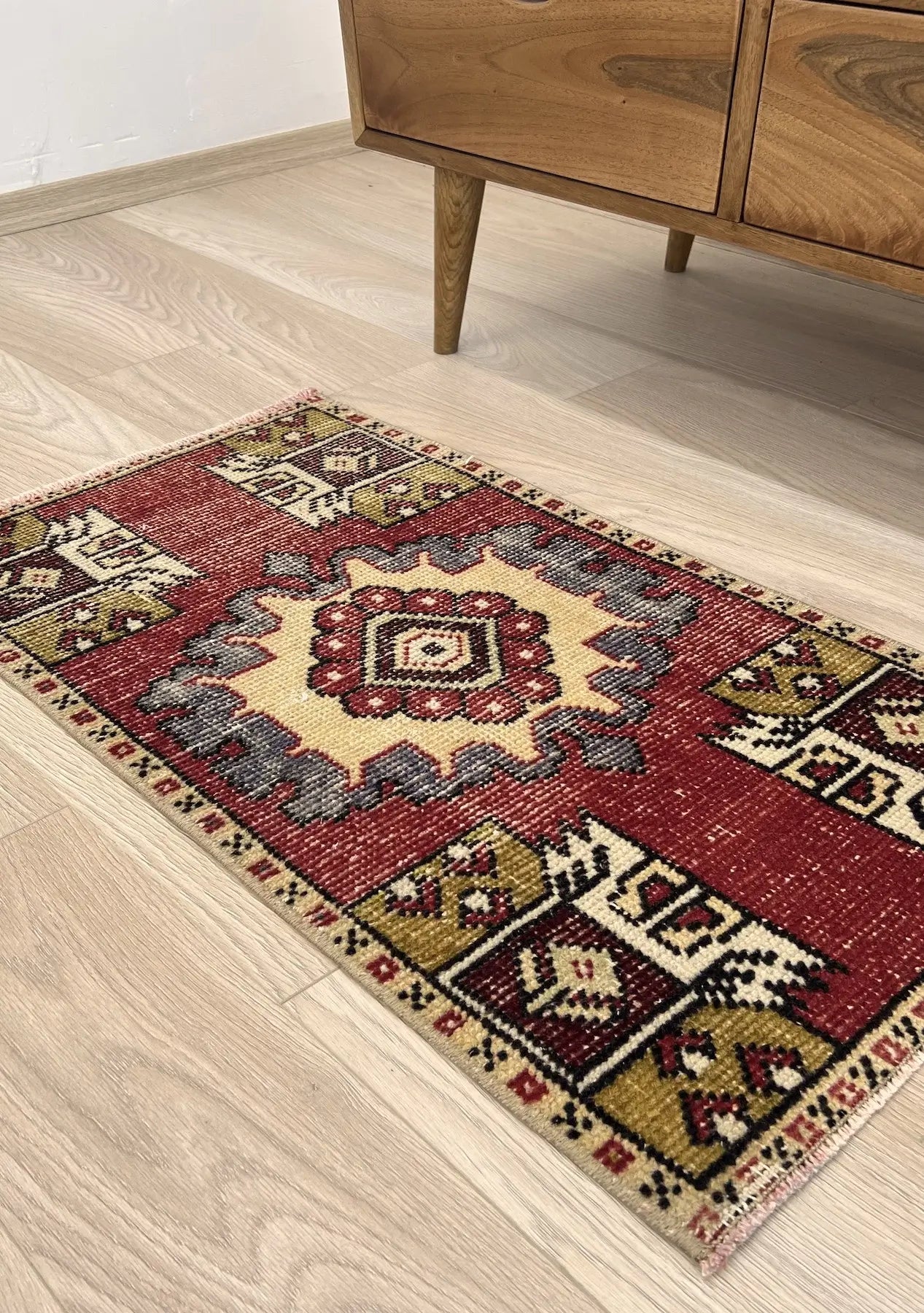 Lanetta - Vintage Mini Red Area Rug - kudenrugs