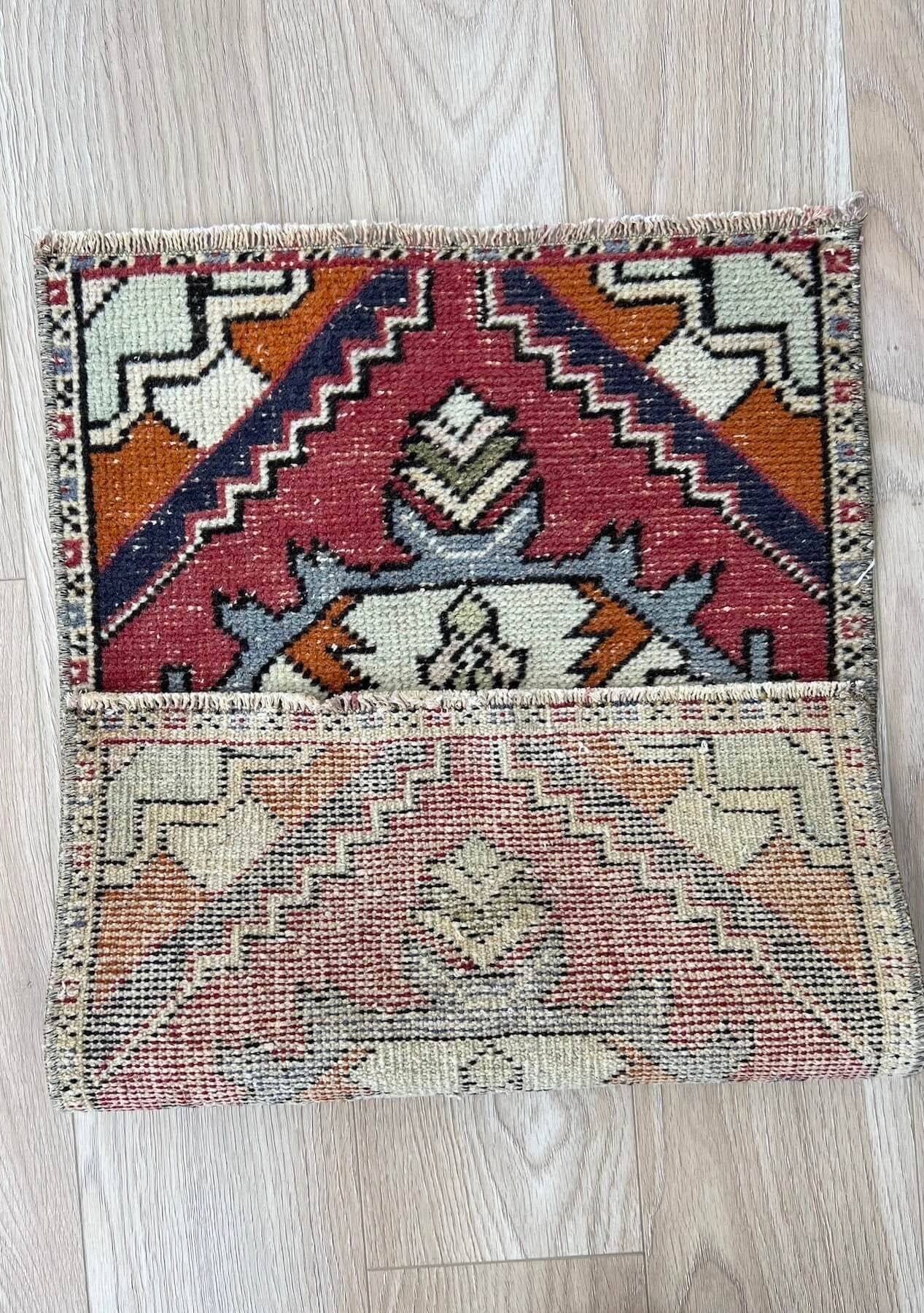 Leslie - Vintage Mini Red Area Rug - kudenrugs