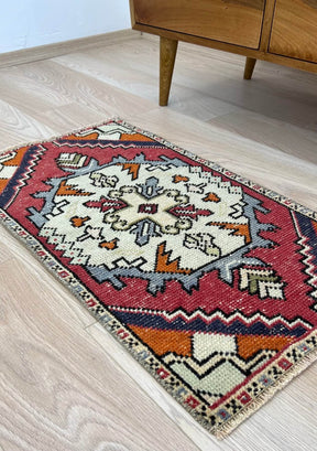 Leslie - Vintage Mini Red Area Rug - kudenrugs