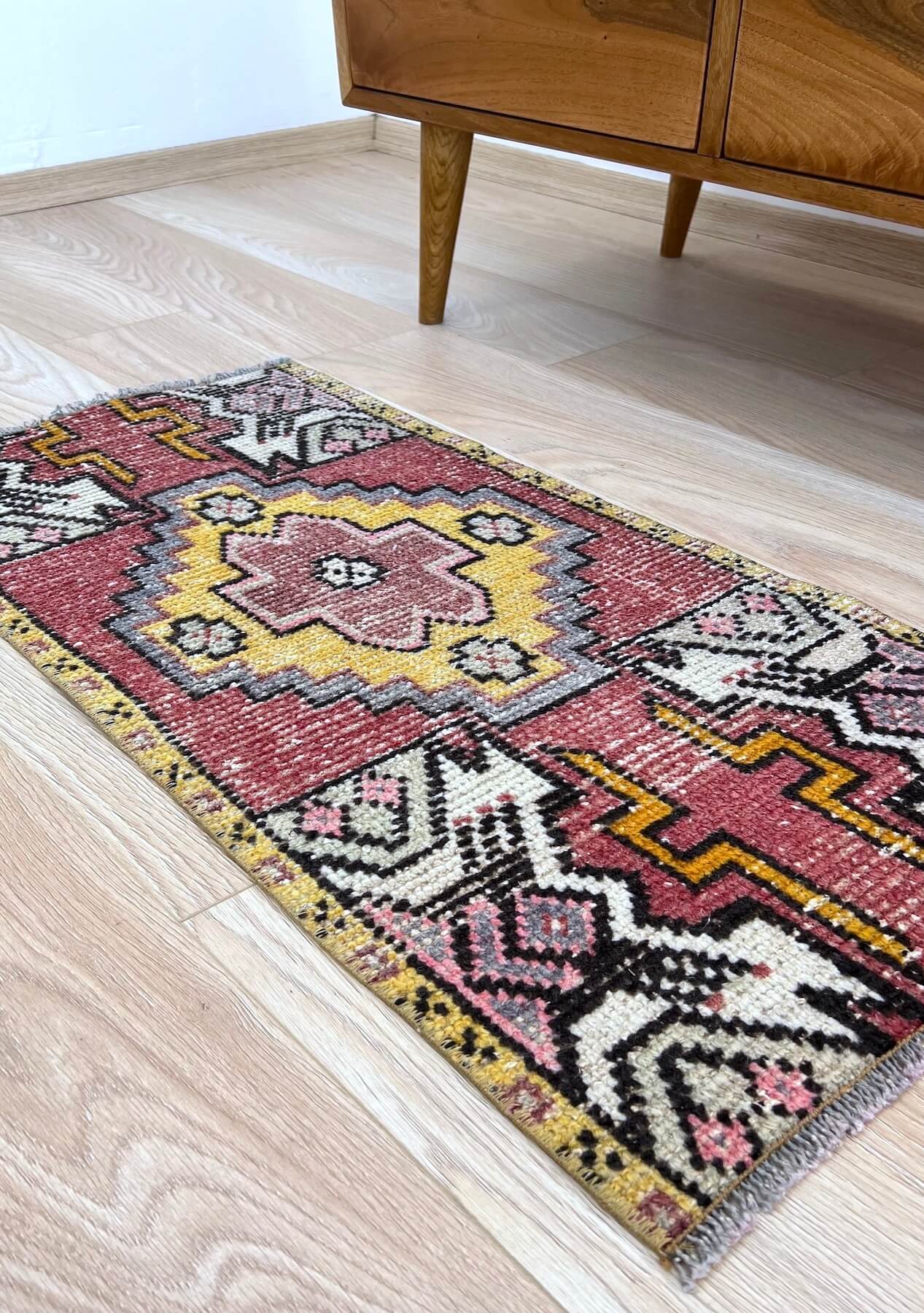 Maureen - Vintage Mini Pink Area Rug - kudenrugs