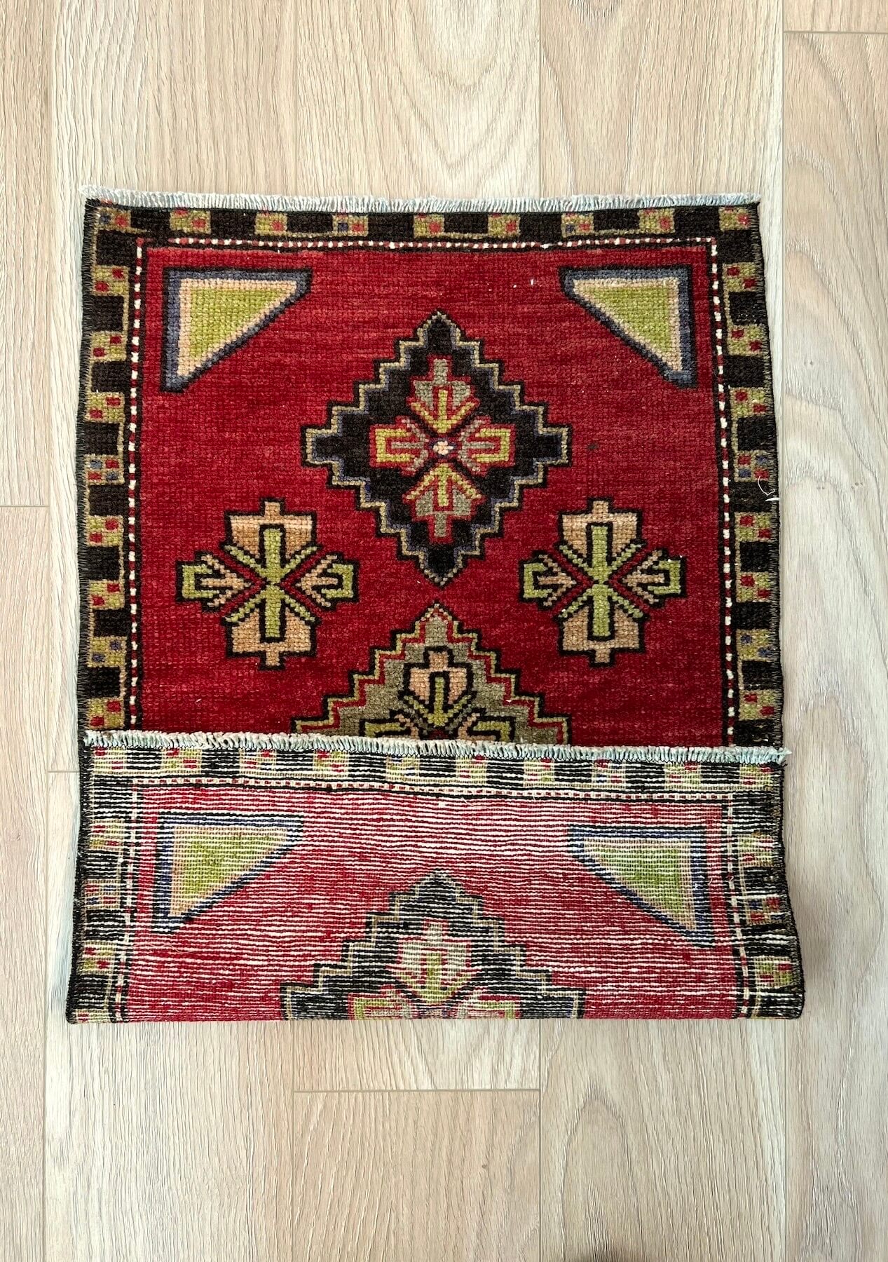 Nettie - Vintage Mini Red Area Rug - kudenrugs