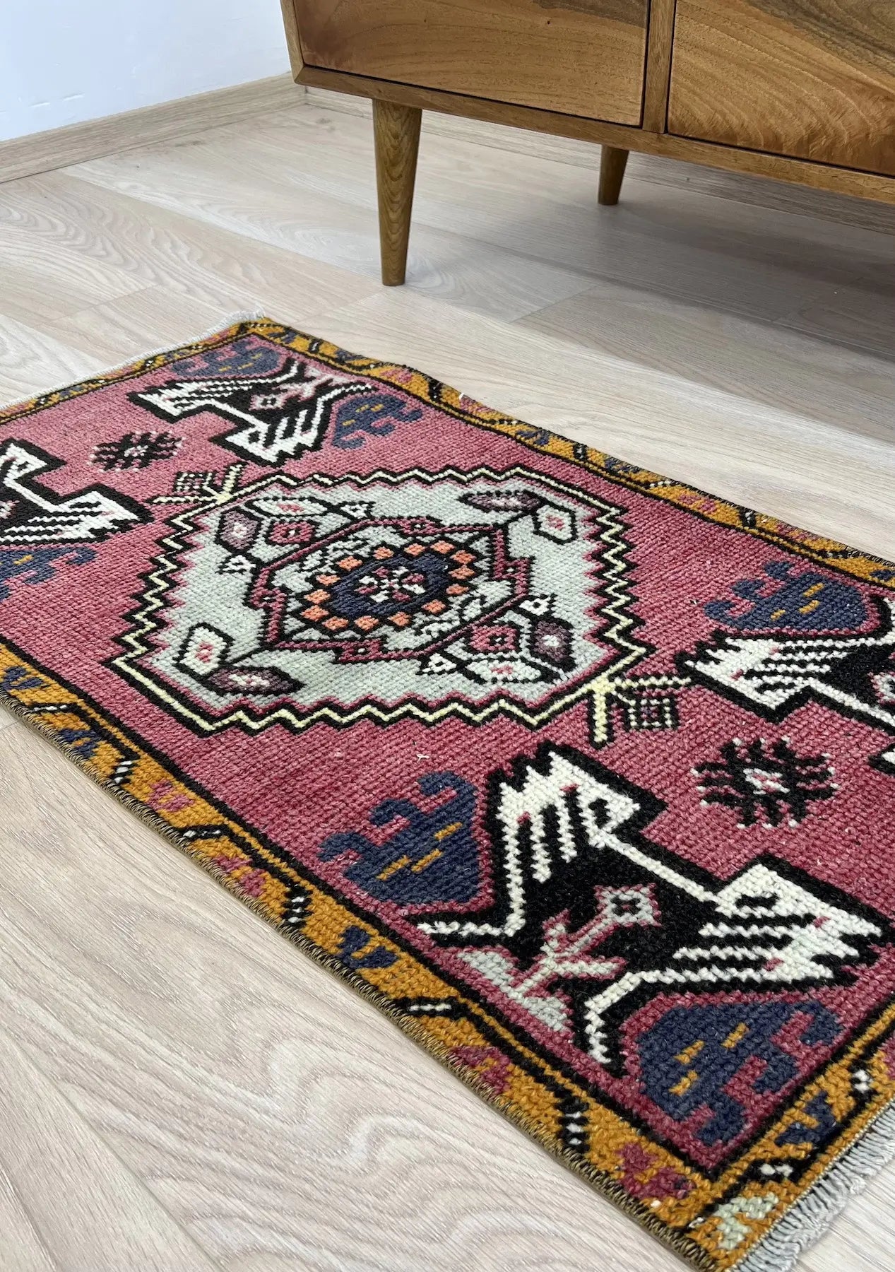 Nicoline - Vintage Mini Pink Area Rug - kudenrugs