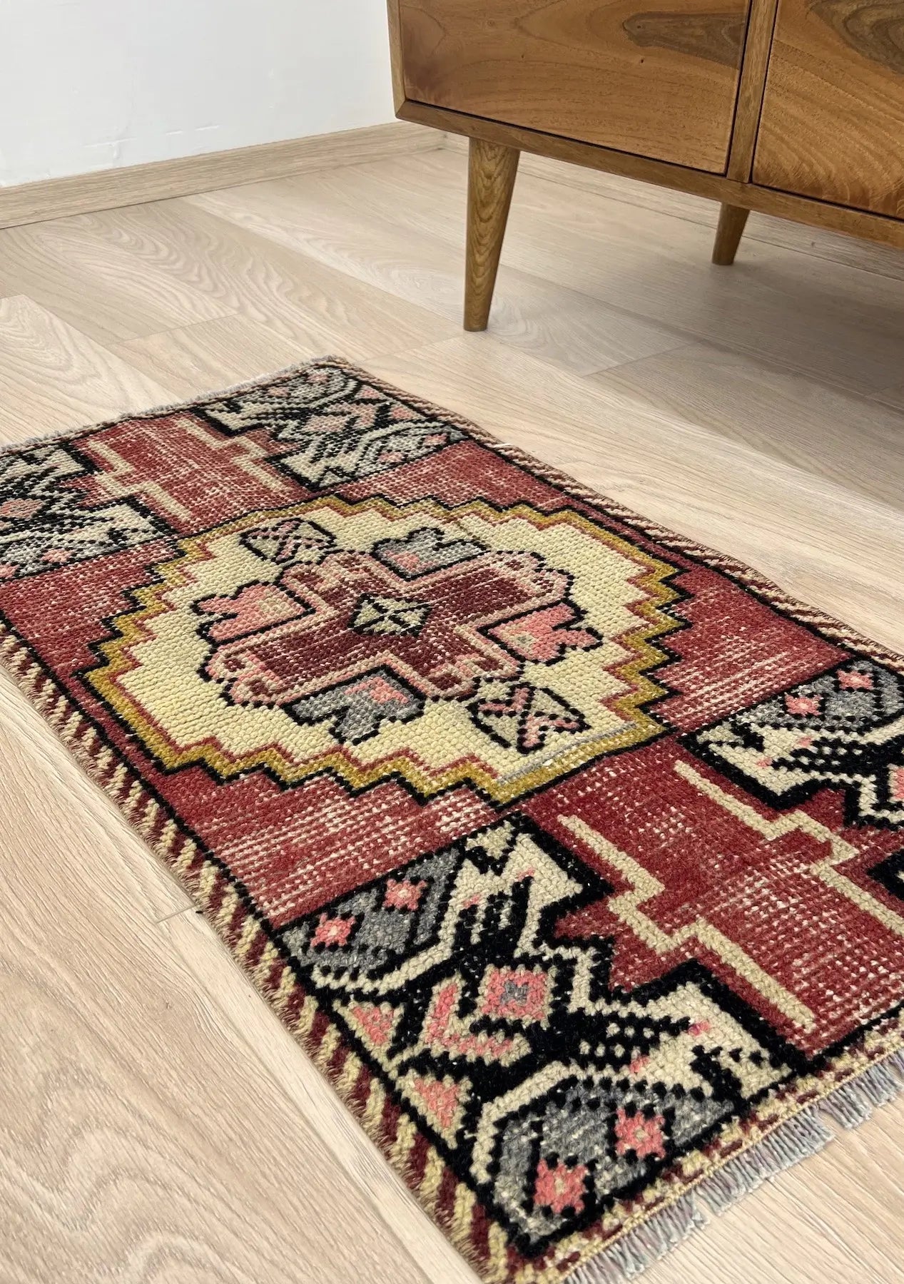 Pammie - Vintage Mini Red Area Rug - kudenrugs