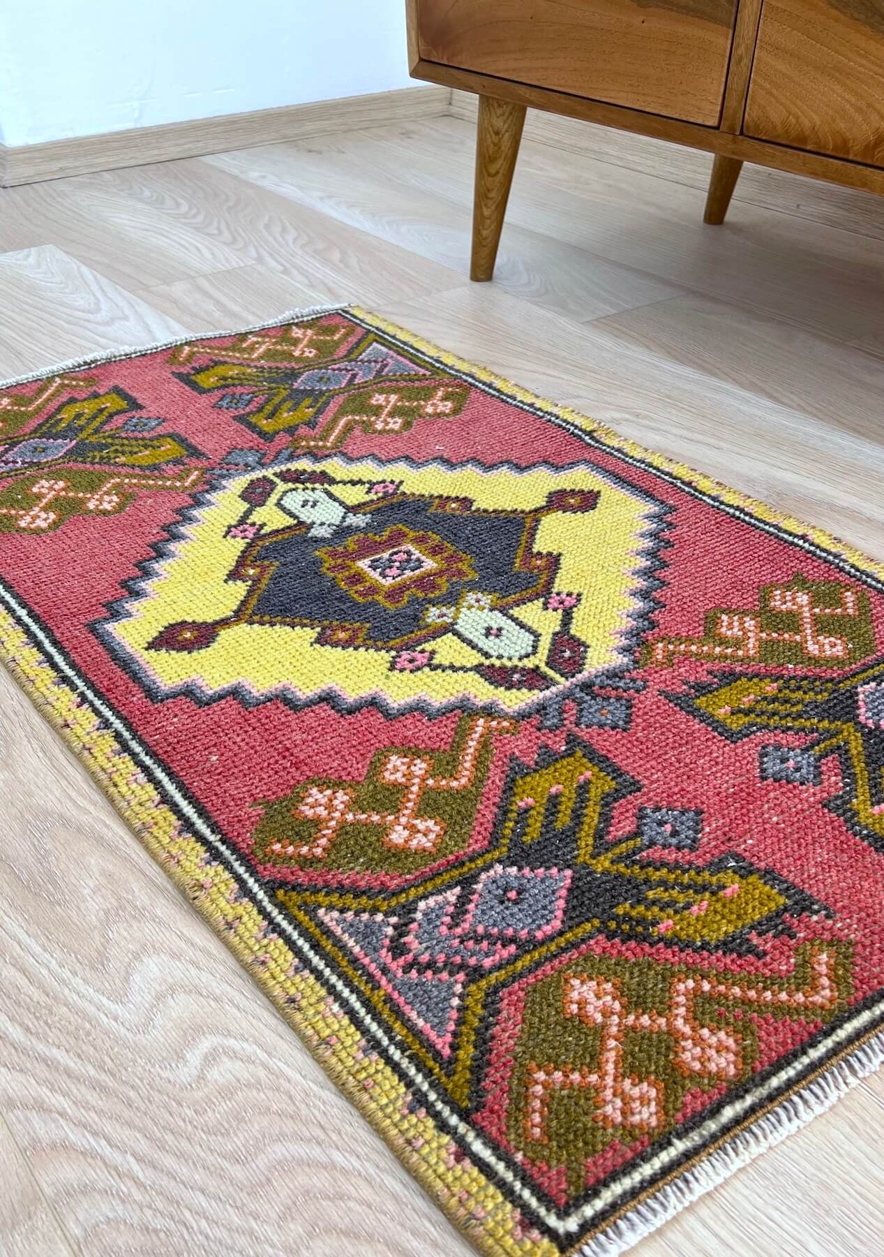 Reva - Vintage Mini Pink Area Rug - kudenrugs