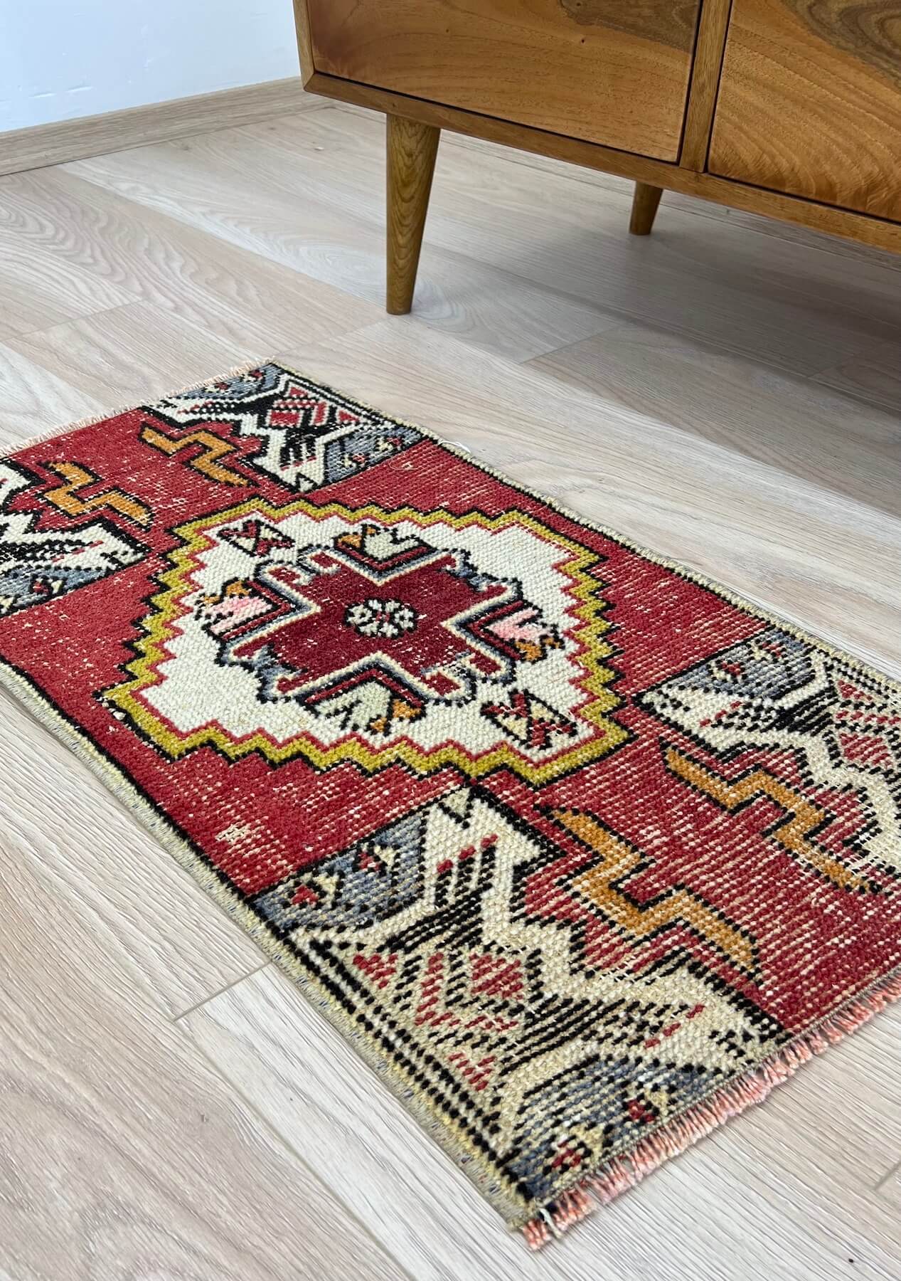 Reyna - Vintage Mini Red Area Rug - kudenrugs