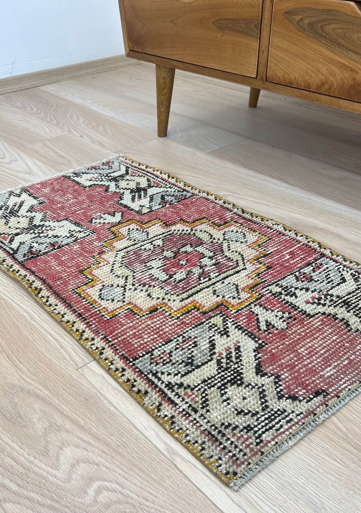 Rosemary - Vintage Mini Pink Area Rug - kudenrugs