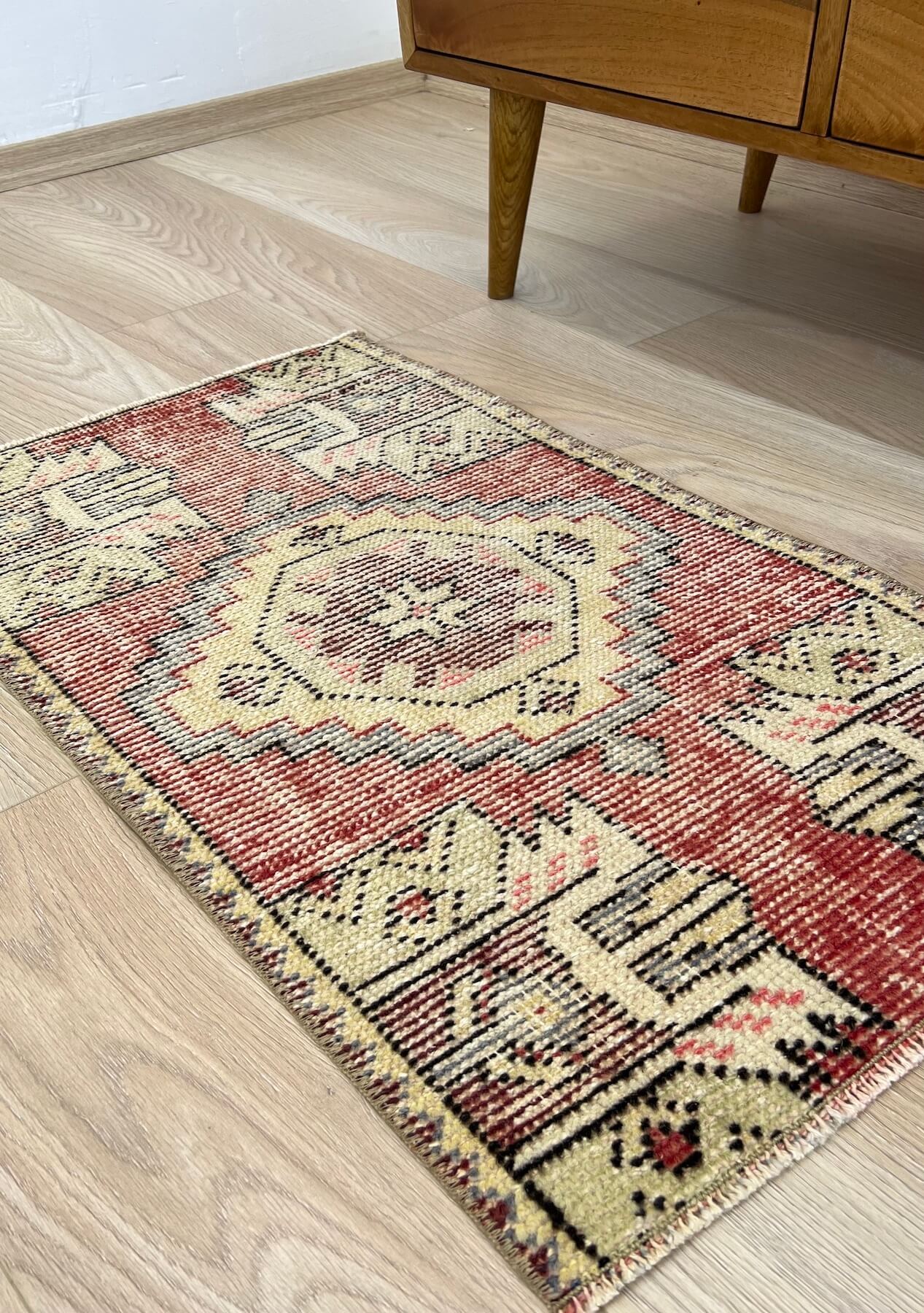 Skyler - Vintage Mini Red Area Rug - kudenrugs