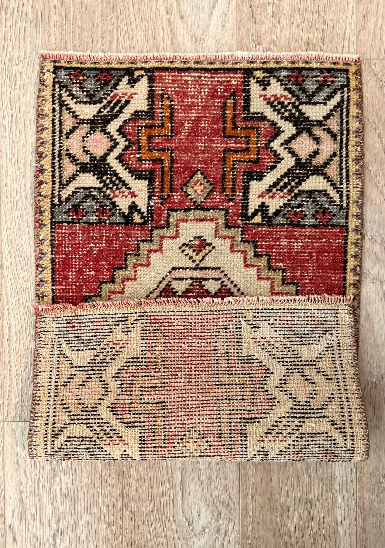 Tamara - Vintage Mini Red Area Rug - kudenrugs