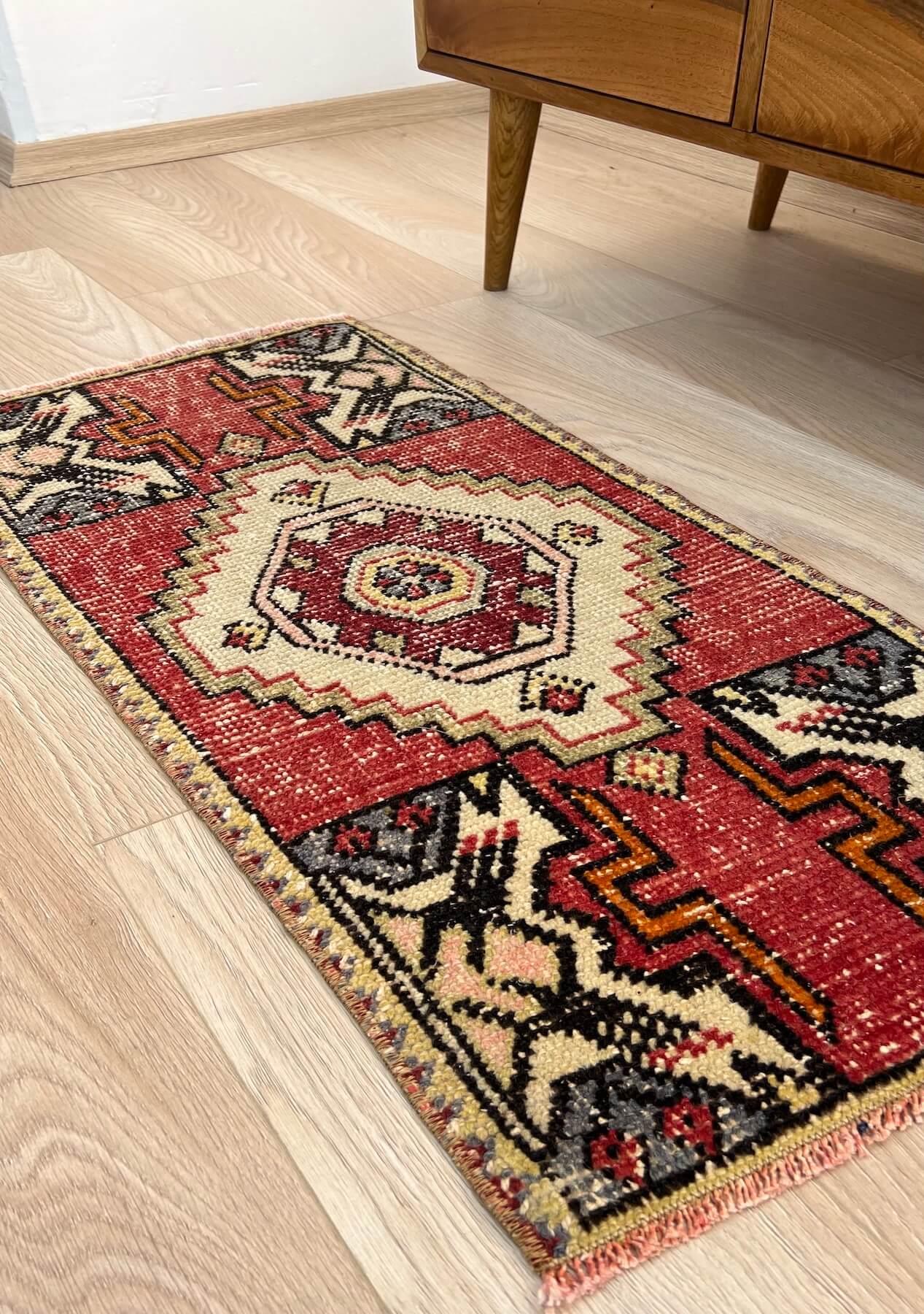 Tamara - Vintage Mini Red Area Rug - kudenrugs