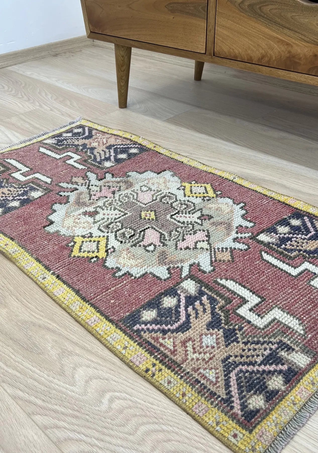 Valora - Vintage Mini Pink Area Rug - kudenrugs