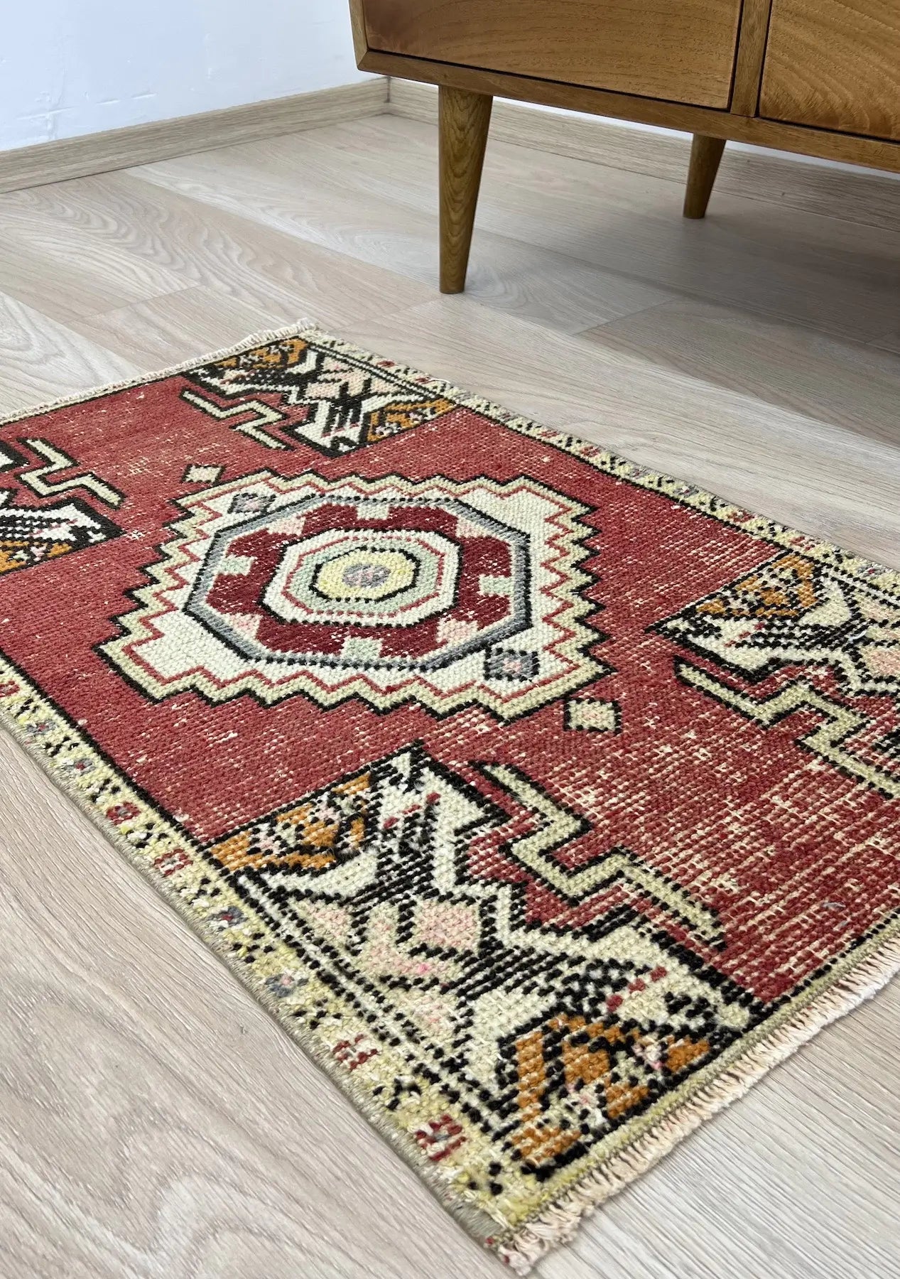 Veed - Vintage Mini Red Area Rug - kudenrugs