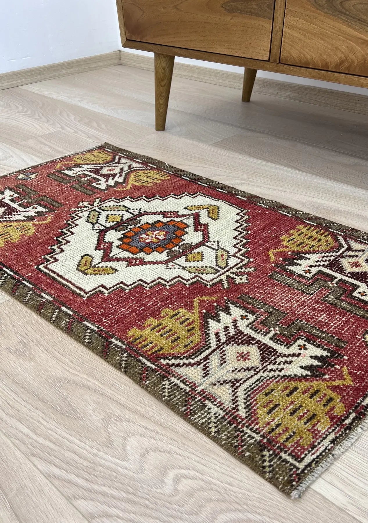 Vivien - Vintage Mini Red Area Rug - kudenrugs