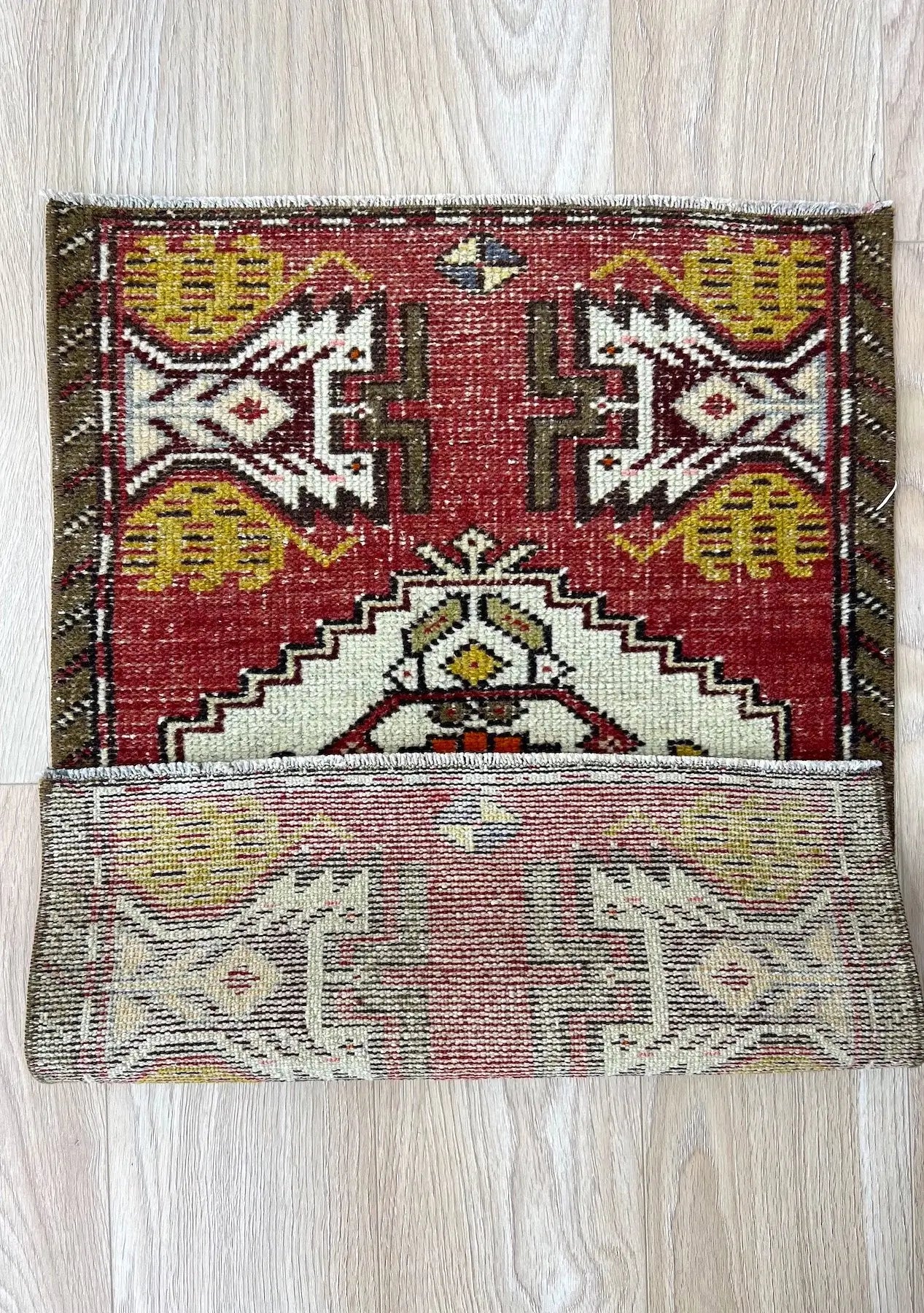 Vivien - Vintage Mini Red Area Rug - kudenrugs