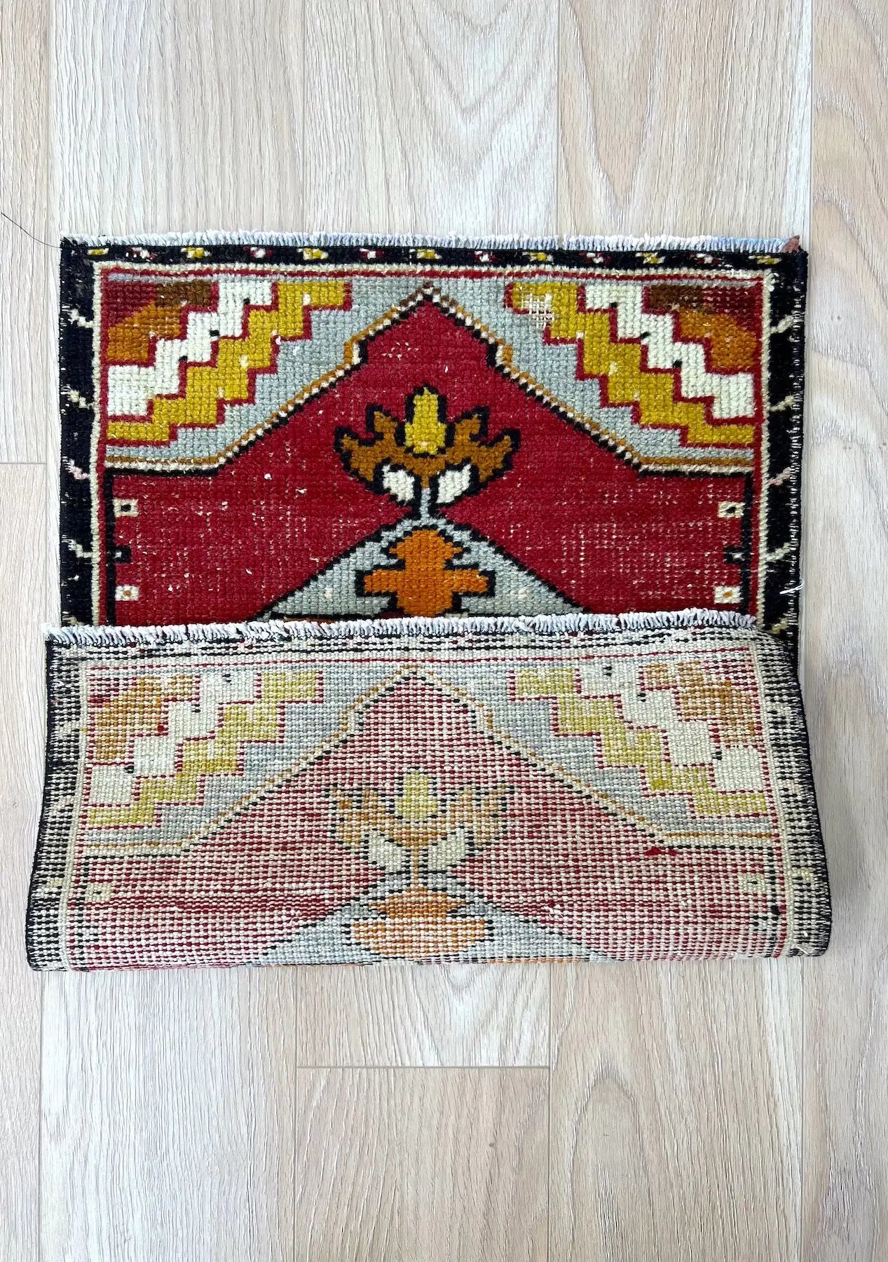 Xia - Vintage Mini Red Area Rug - kudenrugs