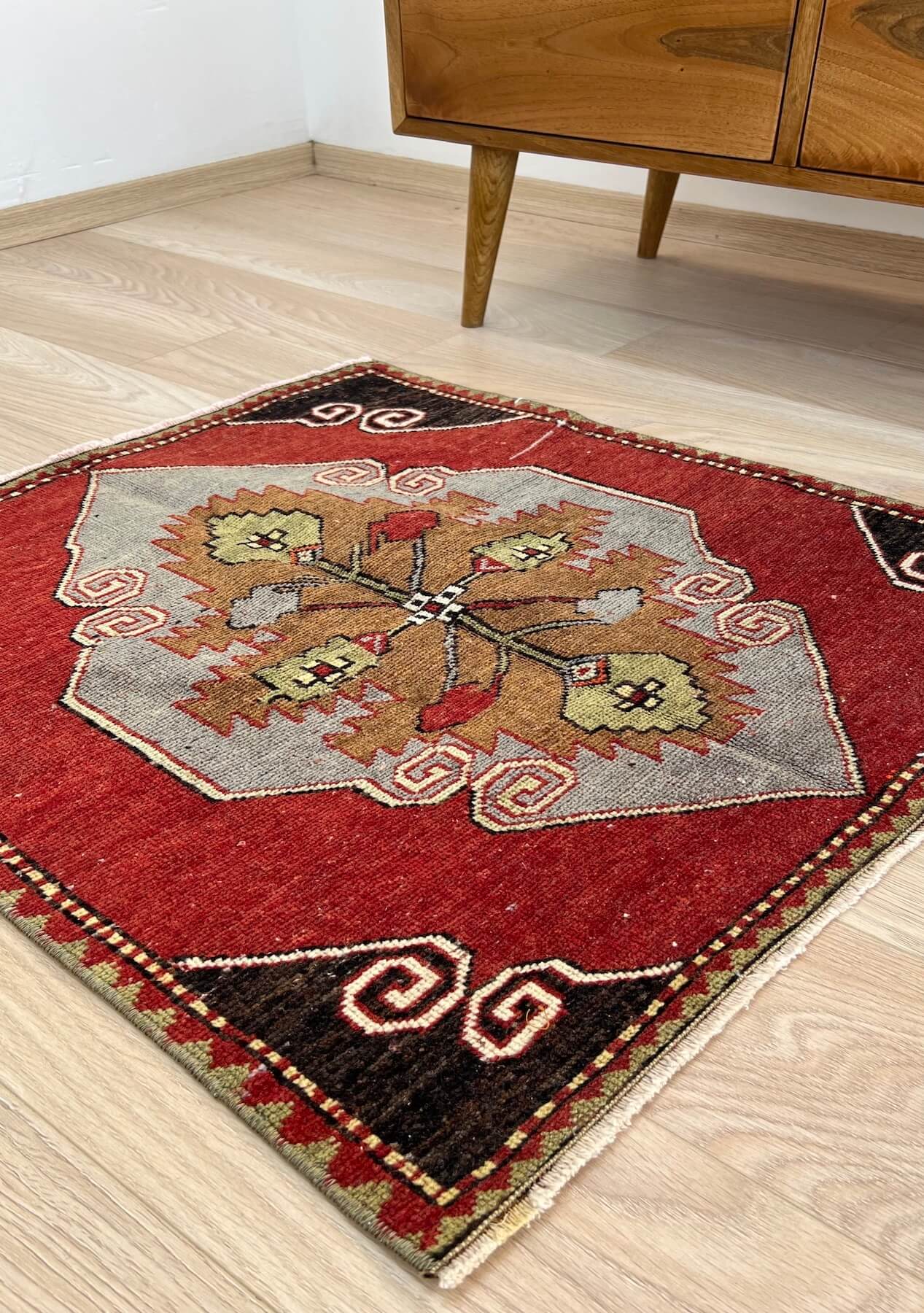 Zendaya - Vintage Mini Red Area Rug - kudenrugs
